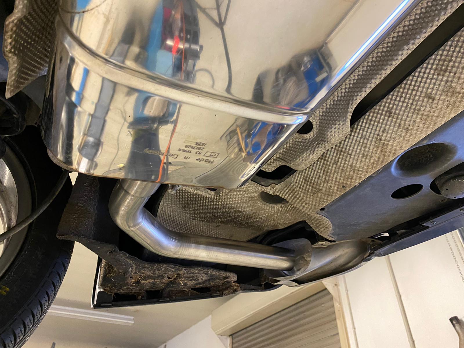 Mercedes CLA - C117/ X117 - AMG 45/ AMG-Line - 4-matic Endschalldämpfer quer Ausgang rechts/links für Modelle mit AMG45 oder AMG-Line Endrohre - Endrohre in originaler Stoßstange