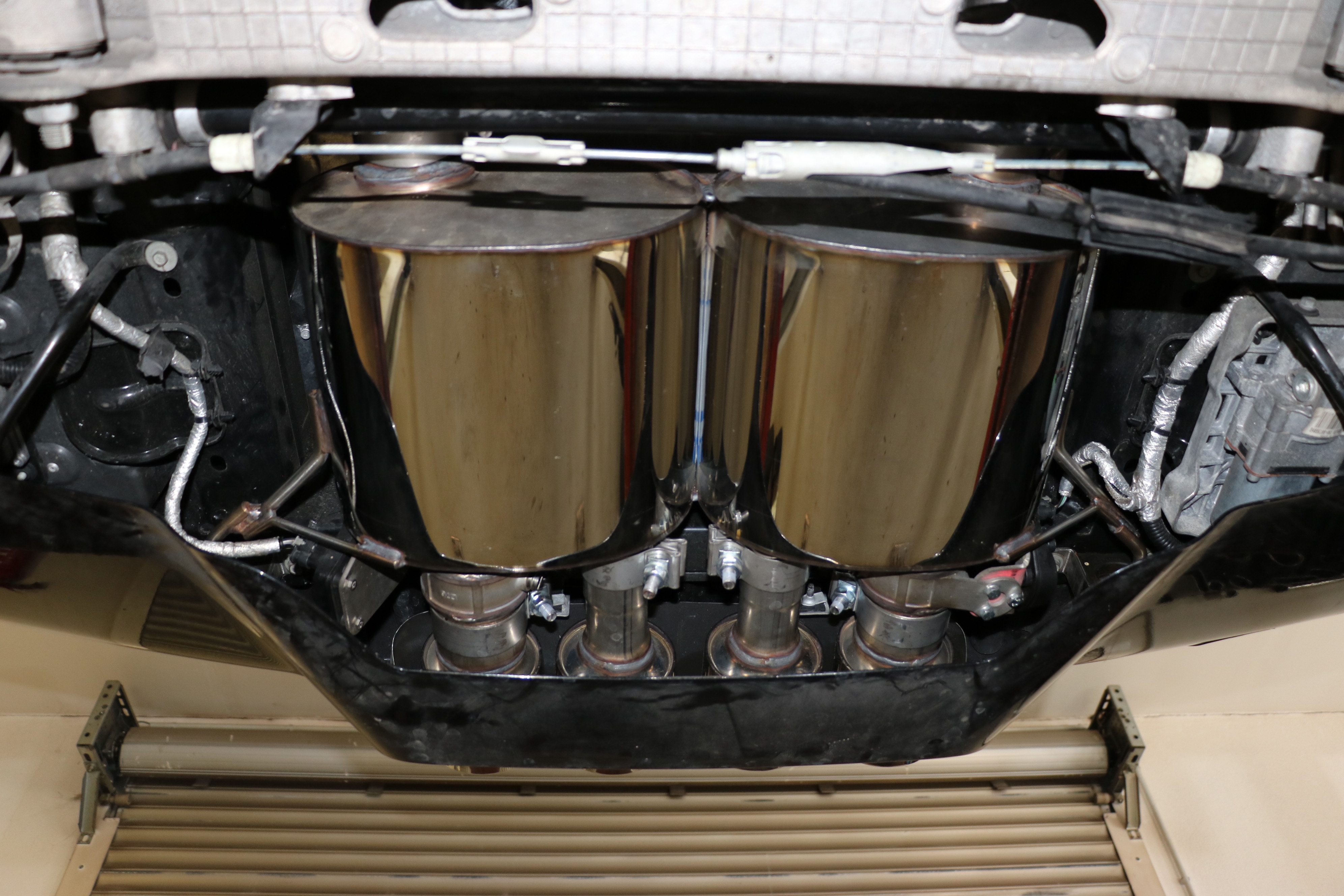 Corvette C7/ Z06 Endschalldämpfer Ausgang mittig - 4x100 Typ 25 mittig Corvette C7/ Z06 Endschalldämpfer Ausgang mittig - 4x100 Typ 25 mittig