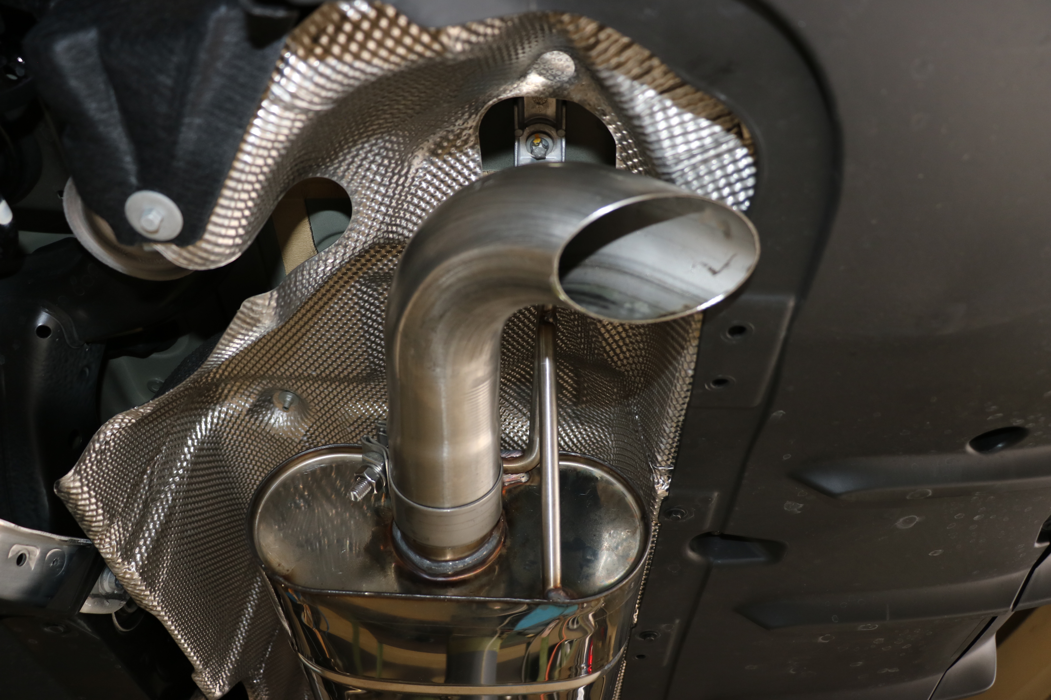 Mercedes CLA 220/250 Frontantrieb & 4matic - 118 Endschalldämpfer quer Ausgang rechts/links - Ausgang der Endrohre hinter der Stoßstange