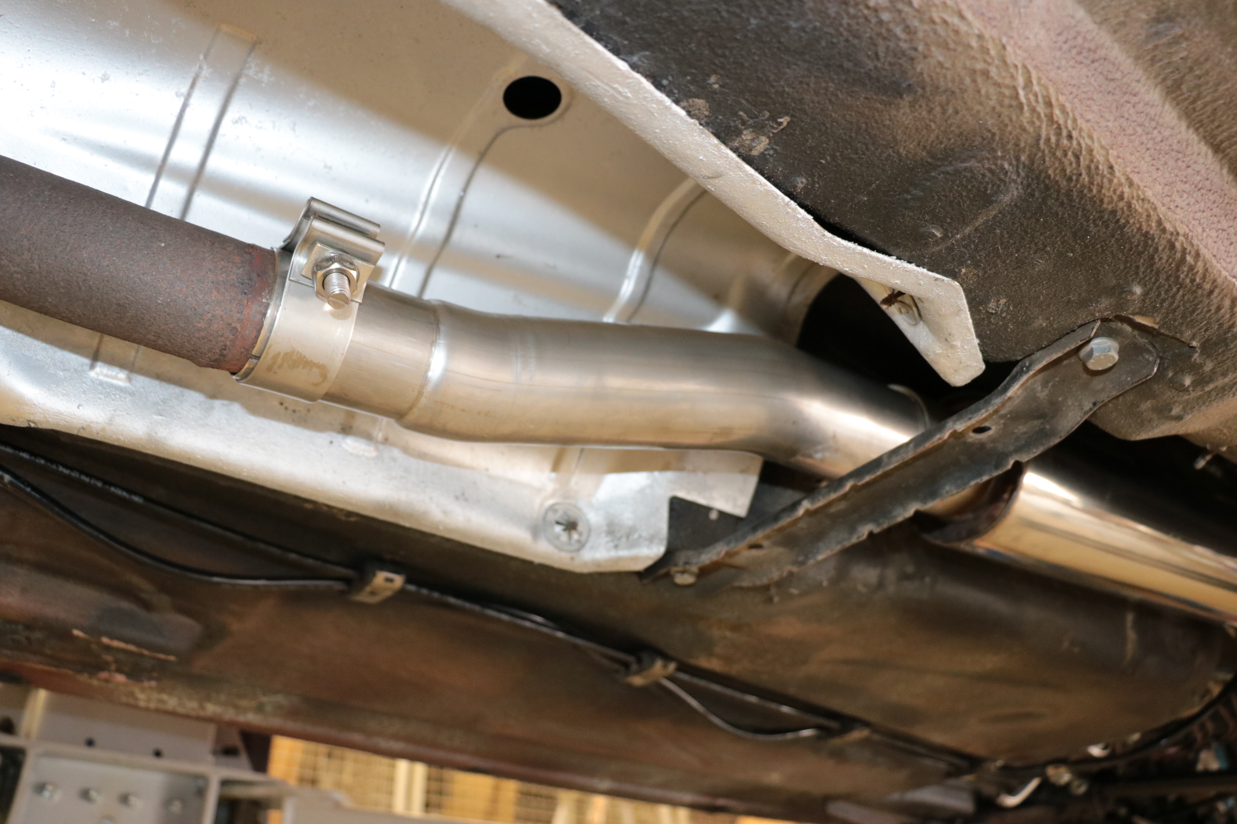 Audi 80/90 - Typ 89, B3, B4 - Limousine/ Coupe/ Cabrio Verbindungsrohr zum Kat für AU011000-VSD Audi 80/90 - Typ 89, B3, B4 - Limousine/ Coupe/ Cabrio Verbindungsrohr zum Kat für AU011000-VSD