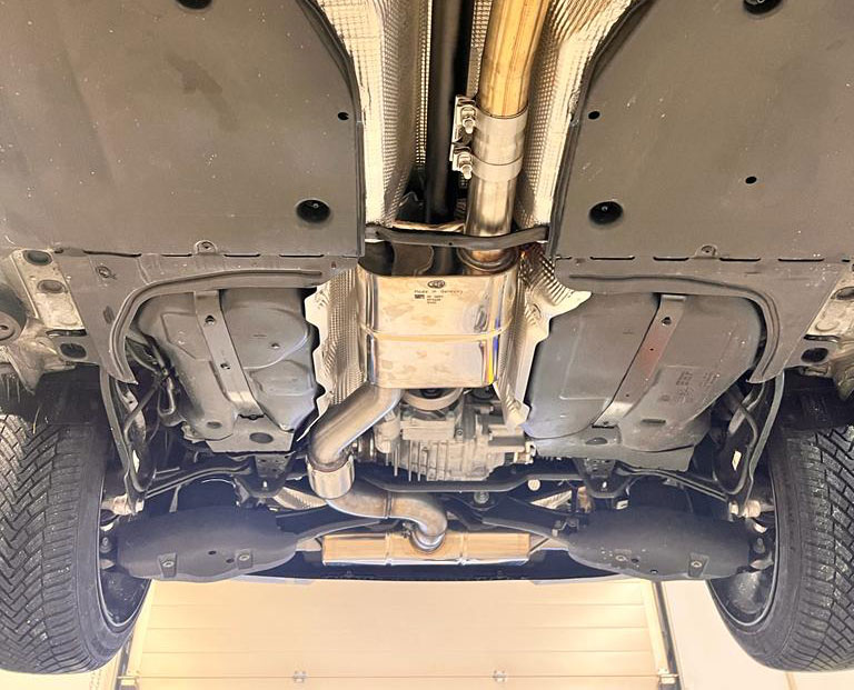 Cupra Formentor KM7 - 4x4 Endschalldämpfer quer Ausgang rechts/links inklusive Vorschalldämpfer - Endrohre hinter der Stoßstange Cupra Formentor KM7 - 4x4 Endschalldämpfer quer Ausgang rechts/links inklusive Vorschalldämpfer - Endrohre hinter der Stoßstange