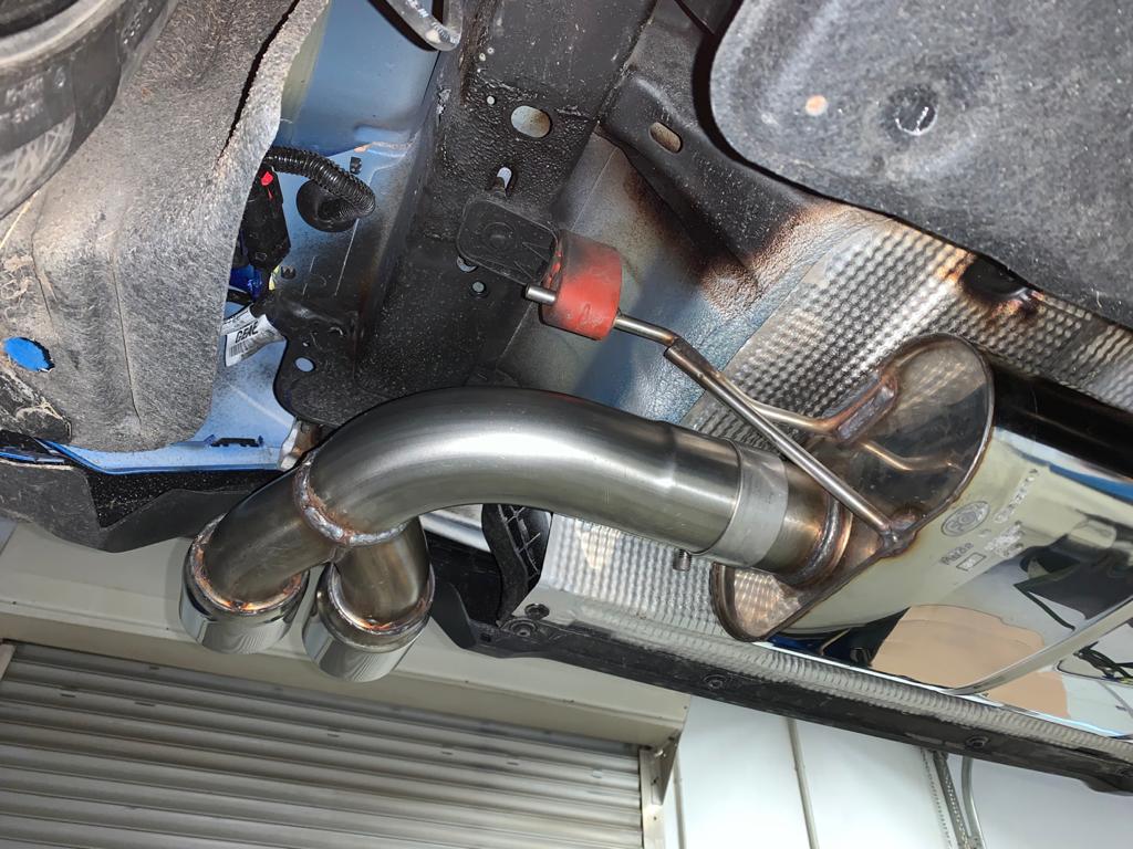 Ford Focus IV ST-Line - starre Hinterachse Endschalldämpfer Ausgang rechts - 2x90 Typ 25