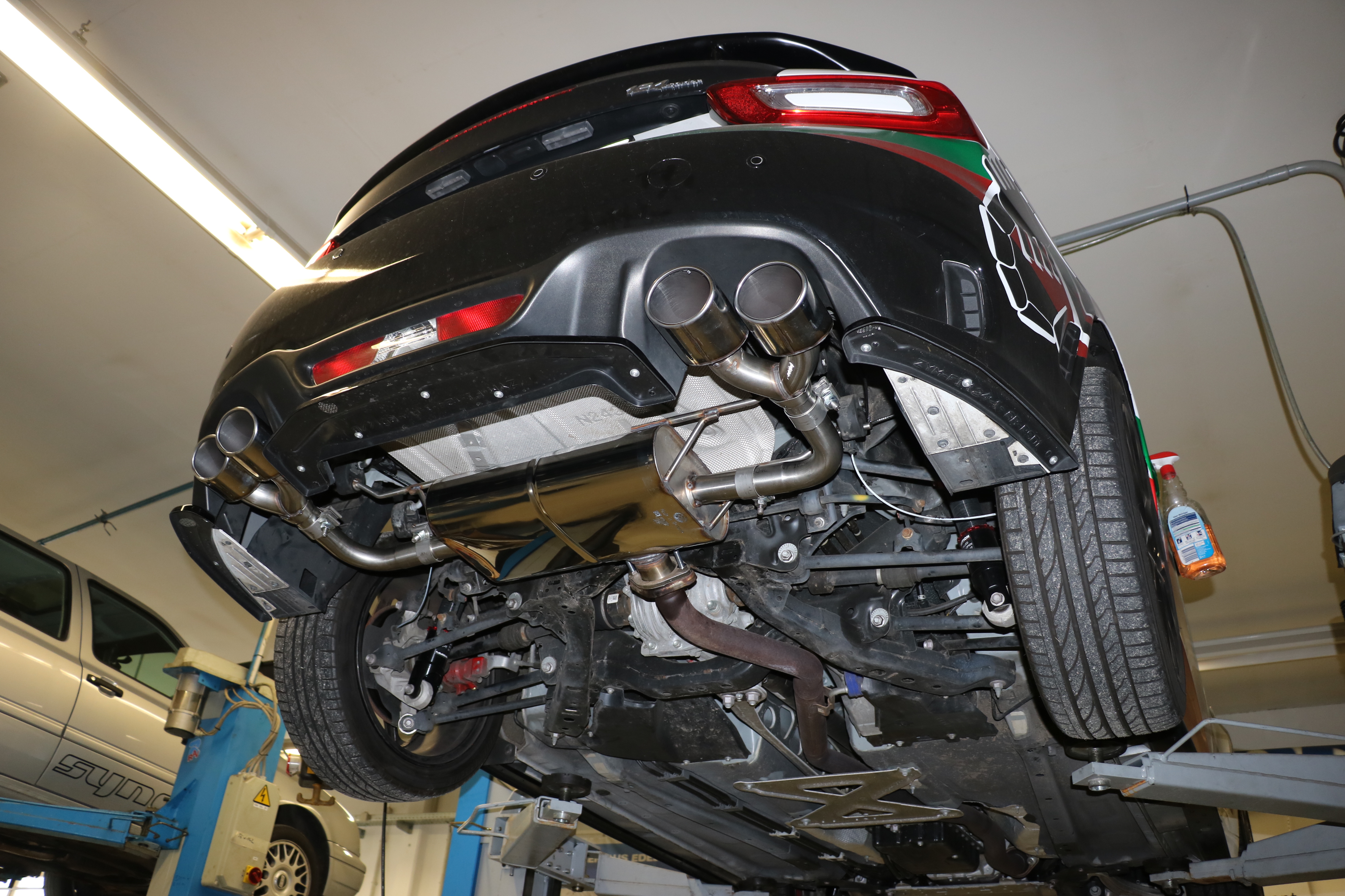 Fiat 124 Spider Abarth Endschalldämpfer quer Ausgang rechts/links - 2x106x71 Typ 32 rechts/links Fiat 124 Spider Abarth Endschalldämpfer quer Ausgang rechts/links - 2x106x71 Typ 32 rechts/links