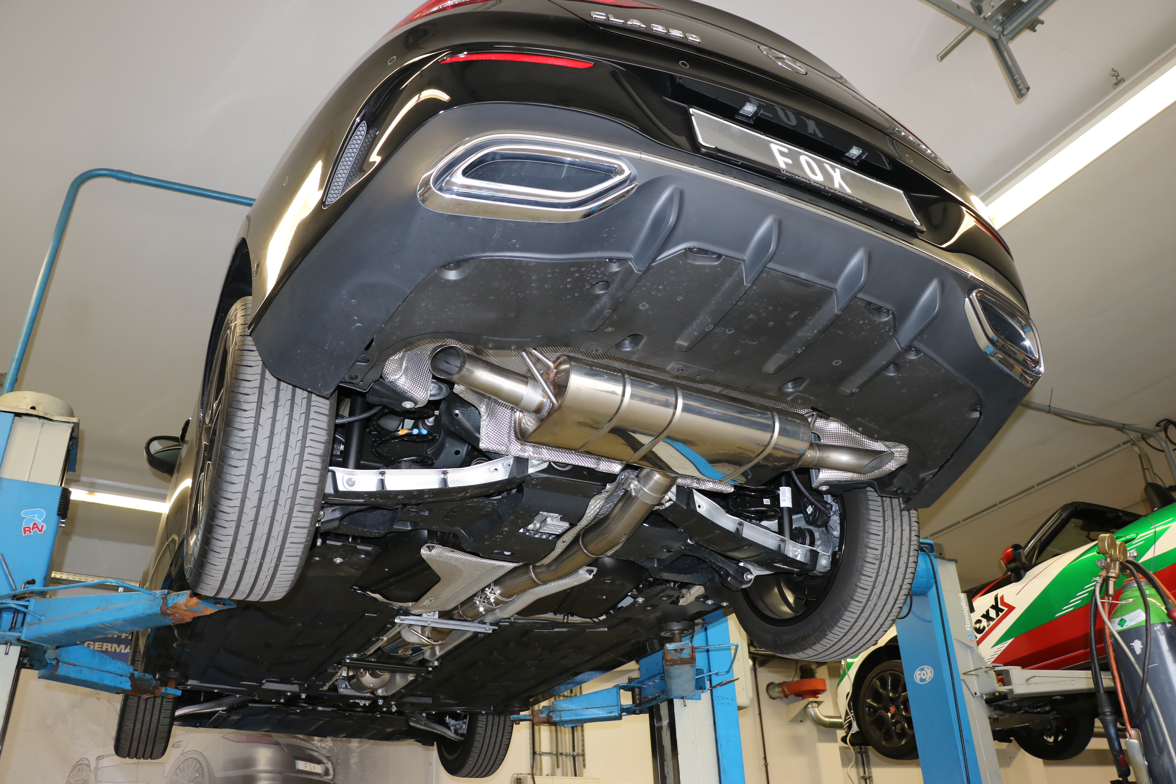 Mercedes CLA 220/250 Frontantrieb & 4matic - 118 Endschalldämpfer quer Ausgang rechts/links - Ausgang der Endrohre hinter der Stoßstange