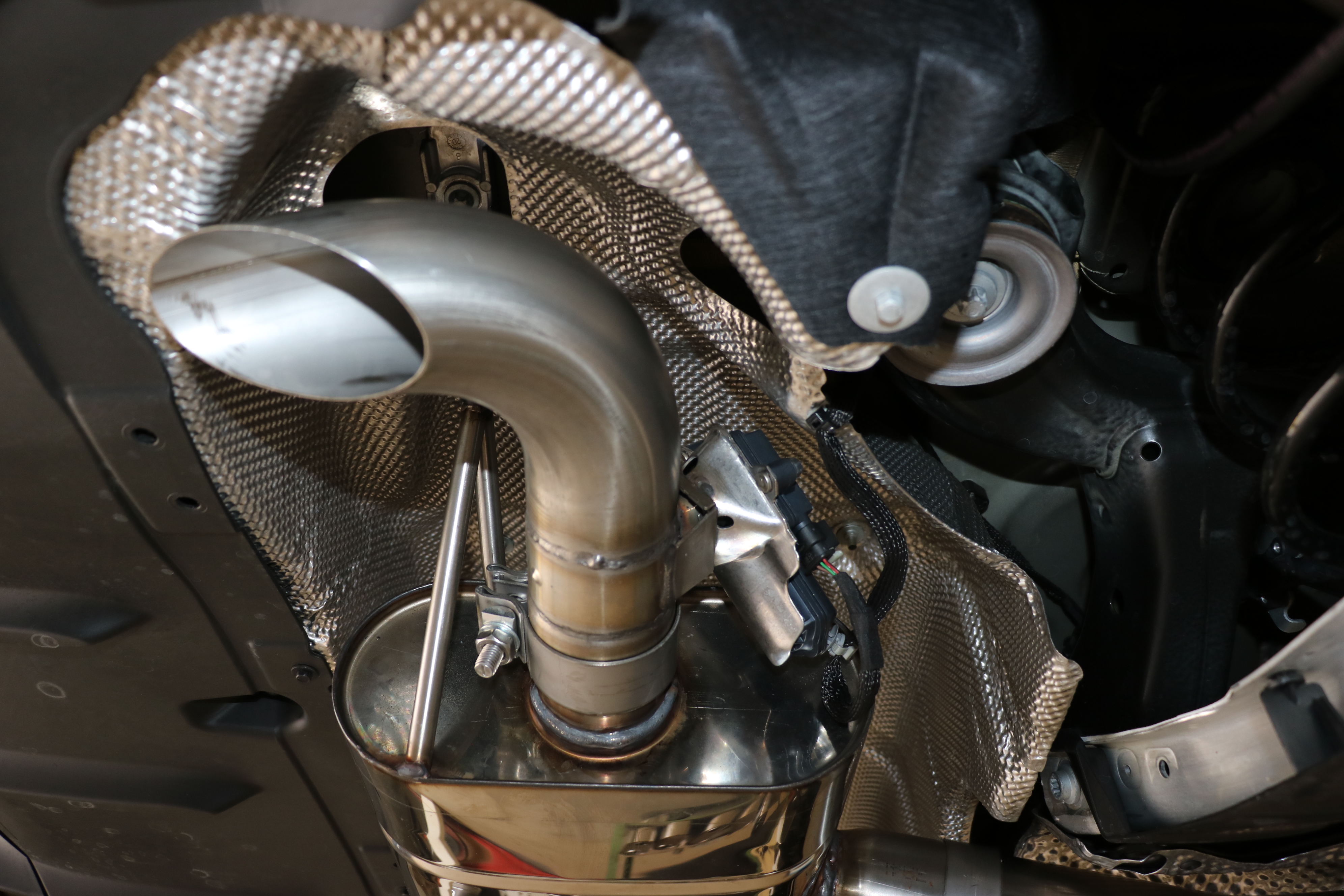 Mercedes CLA 220/250 Frontantrieb & 4matic - 118 Endschalldämpfer quer Ausgang rechts/links - Ausgang der Endrohre hinter der Stoßstange Mercedes CLA 220/250 Frontantrieb & 4matic - 118 Endschalldämpfer quer Ausgang rechts/links - Ausgang der Endrohre hinter der Stoßstange