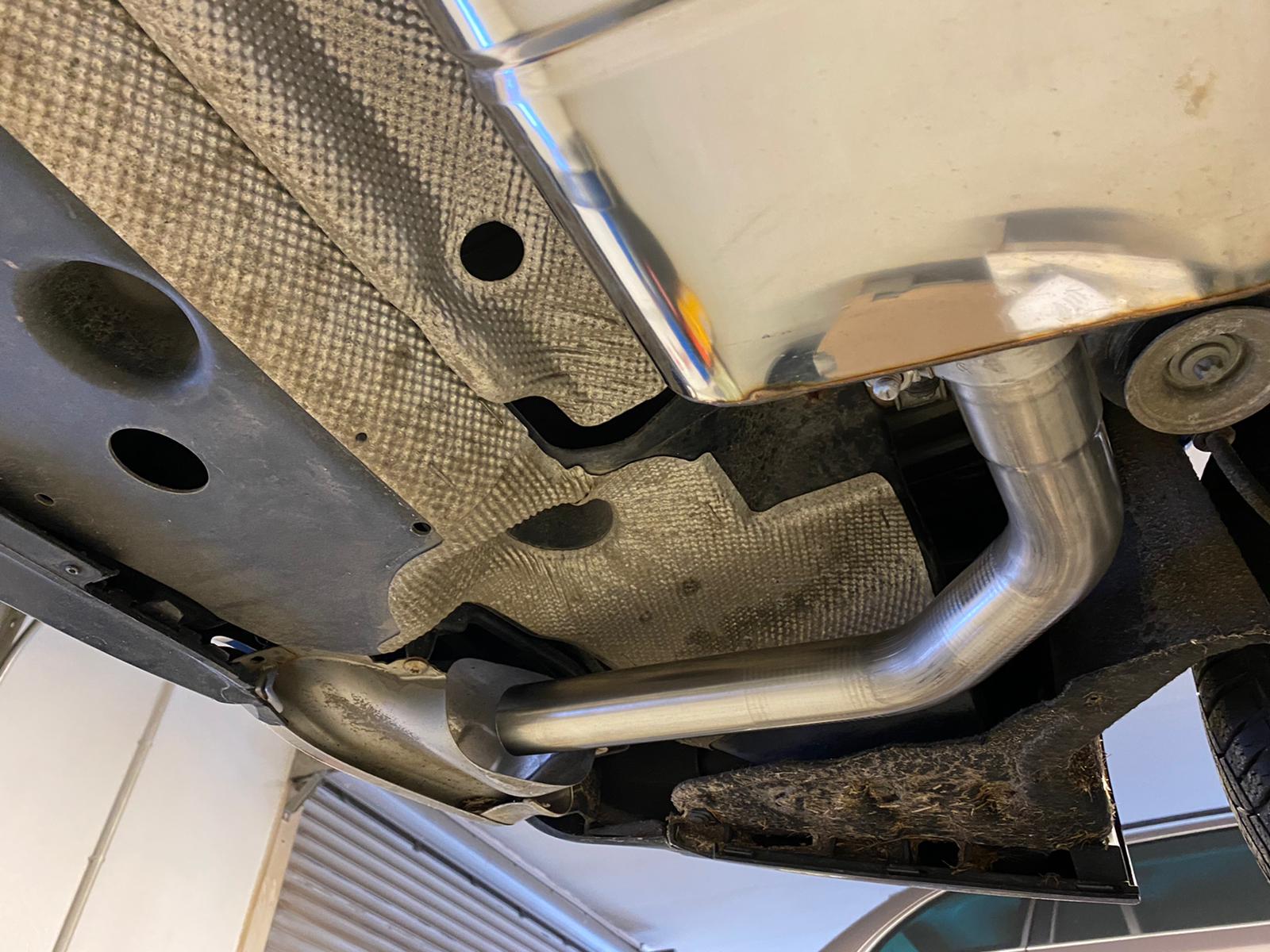 Mercedes CLA - C117/ X117 - AMG 45/ AMG-Line - 4-matic Endschalldämpfer quer Ausgang rechts/links für Modelle mit AMG45 oder AMG-Line Endrohre - Endrohre in originaler Stoßstange