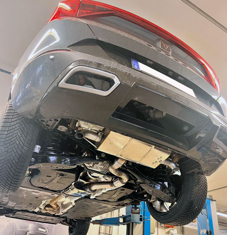 Cupra Formentor KM7 - 4x4 Endschalldämpfer quer Ausgang rechts/links inklusive Vorschalldämpfer - Endrohre hinter der Stoßstange Cupra Formentor KM7 - 4x4 Endschalldämpfer quer Ausgang rechts/links inklusive Vorschalldämpfer - Endrohre hinter der Stoßstange