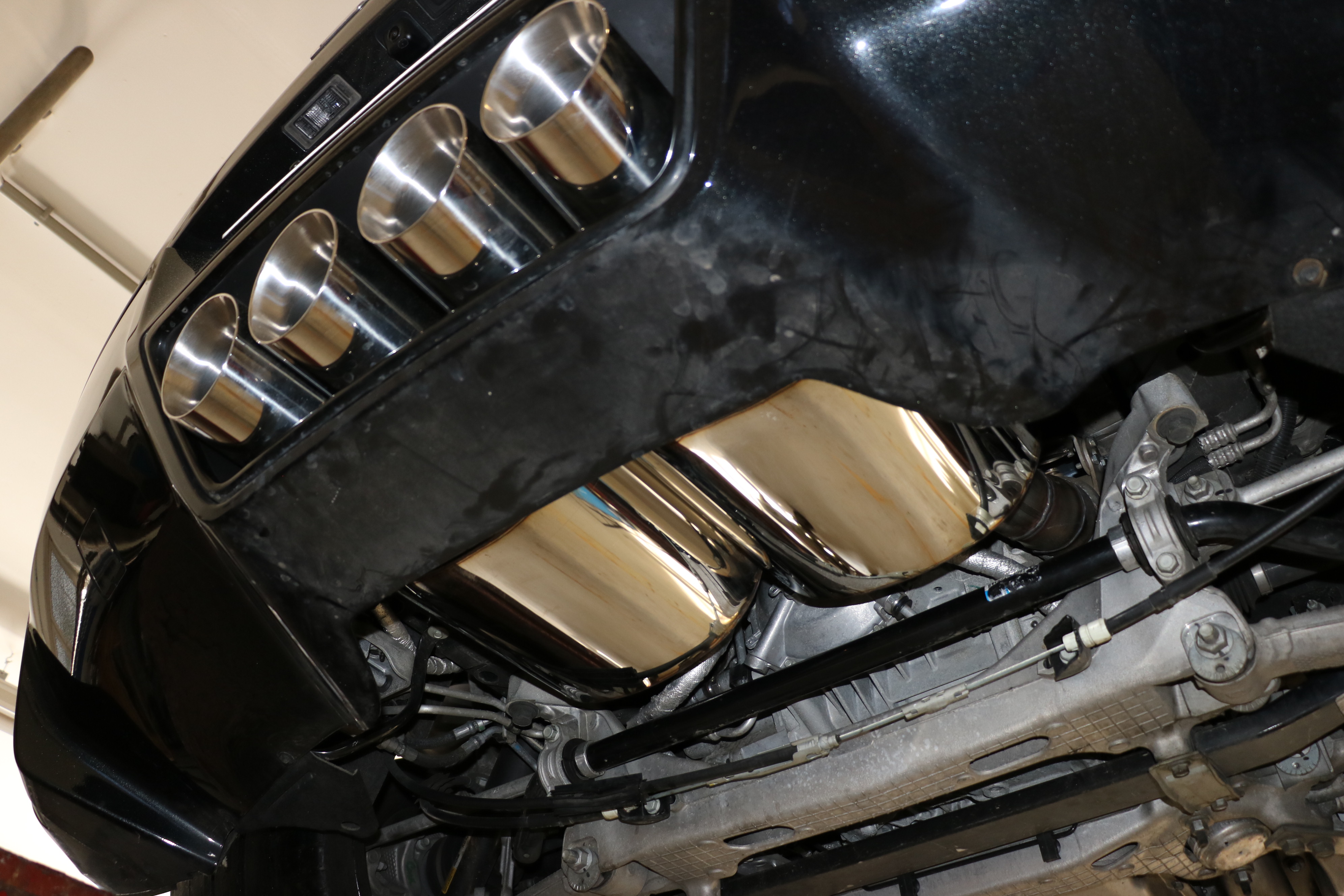 Corvette C7/ Z06 Endschalldämpfer Ausgang mittig - 4x100 Typ 25 mittig Corvette C7/ Z06 Endschalldämpfer Ausgang mittig - 4x100 Typ 25 mittig